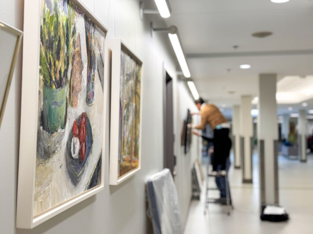 Du personnel de Gallery 78 installe des peintures à l’aérogare d’YFC dans le cadre d’une exposition tournante au cours de l’année.