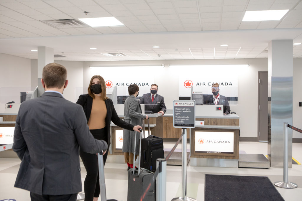  Des voyageurs s’enregistrent aux comptoirs d’Air Canada à l’aéroport international de Fredericton