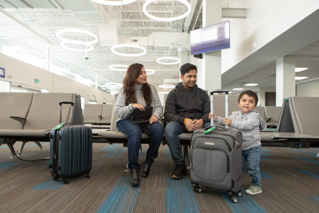 Famille dans la salle des départs de l'aéroport international de Fredericton