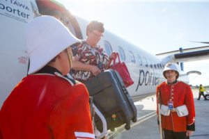 Ces passagers arrivent à YFC par le vol inaugural de Porter le 12 septembre 2017.