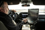 Un membre du personnel d’YFC conduit le véhicule d’inspection des pistes pour recueillir des données.